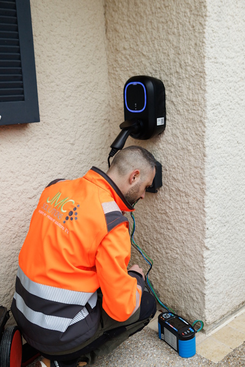 Technicien qualifié en pleine installation