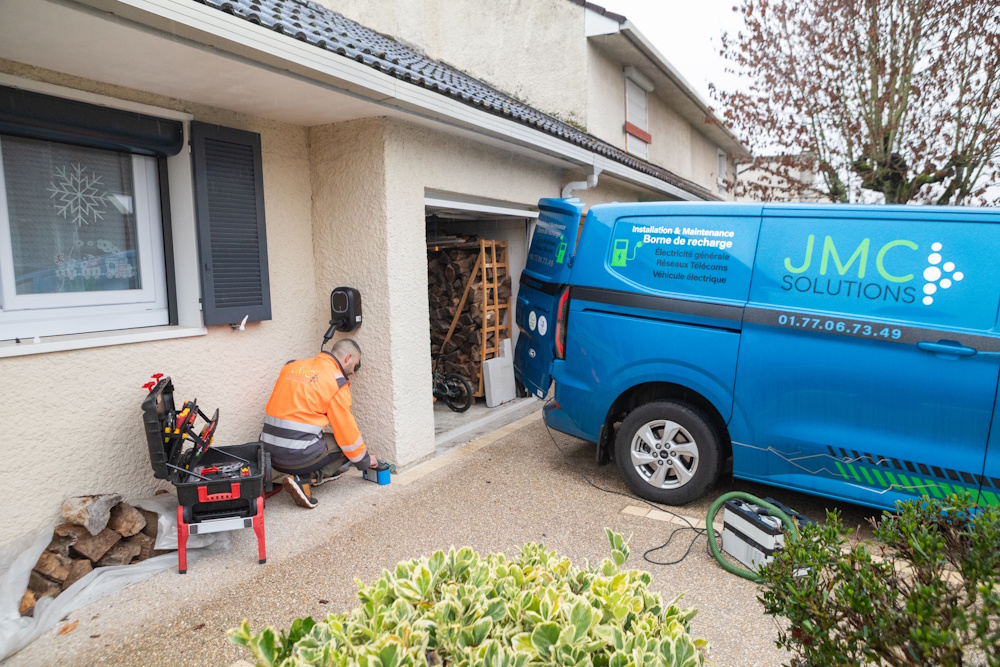 Détail du câblage d'une borne de recharge